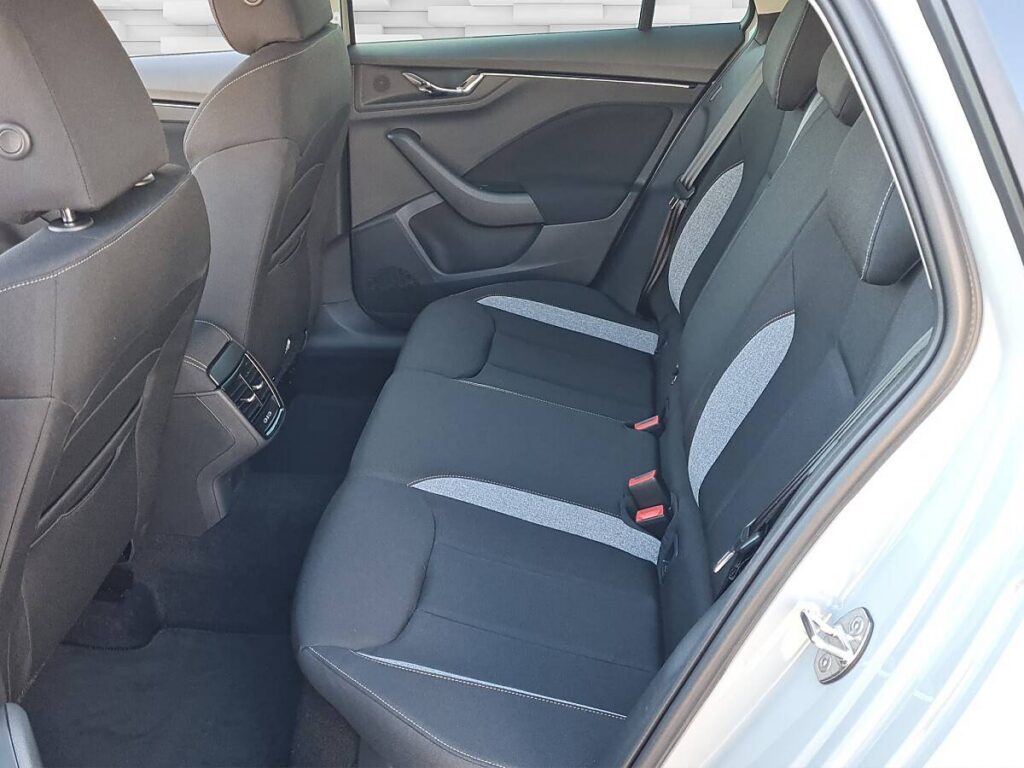 Vehicle 1025905385 - Image 8