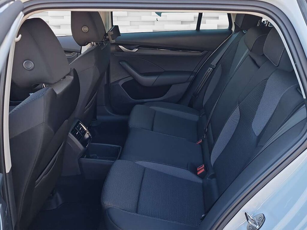 Vehicle 990361937 - Image 8